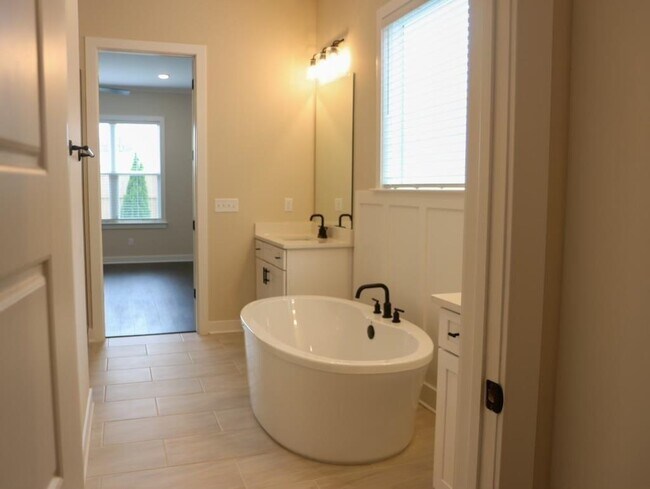 Building Photo - 5698 Ardsley Dr E