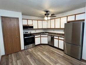 Building Photo - 2450 Willow Dr