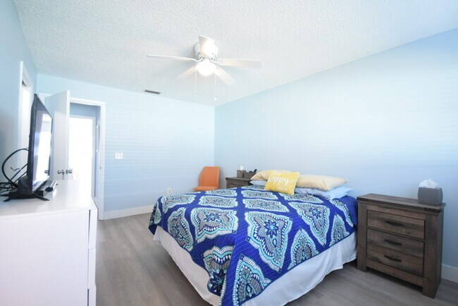 Building Photo - FULLY FURNISHED Condo For Rent in Pinellas...
