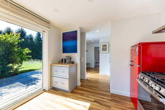 Building Photo - Short Term lease- Fully Furnished One bedr...