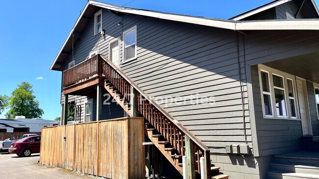 Building Photo - Updated 1BD I 1BA Tri-Plex - Molalla