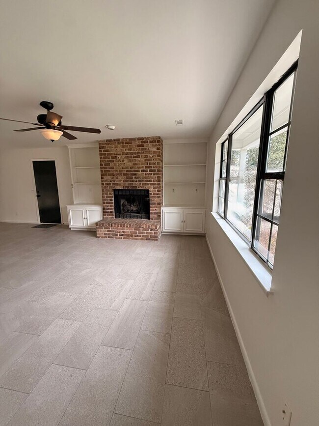 Building Photo - Three Bedroom Beautiful Home Available