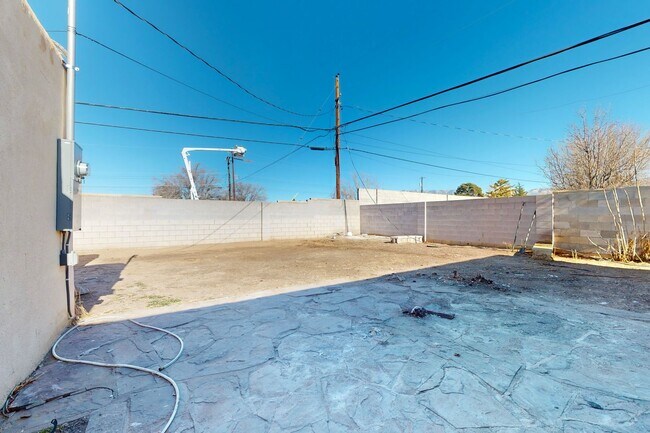 Building Photo - NE PUEBLO STYLE 3 Bedroom 2 Bath 1824/SF
