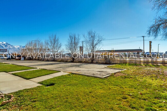 Building Photo - 1731 W Garden Dr