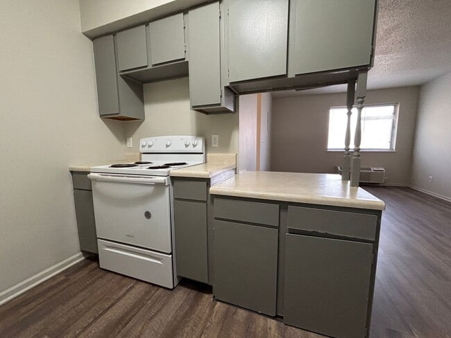 Building Photo - Renovated 2 Bedroom, 1 Bath Apartment at the Brookside Apartments!
