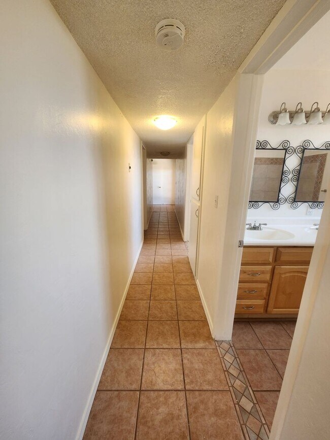 Building Photo - LARGE 3 bedroom home