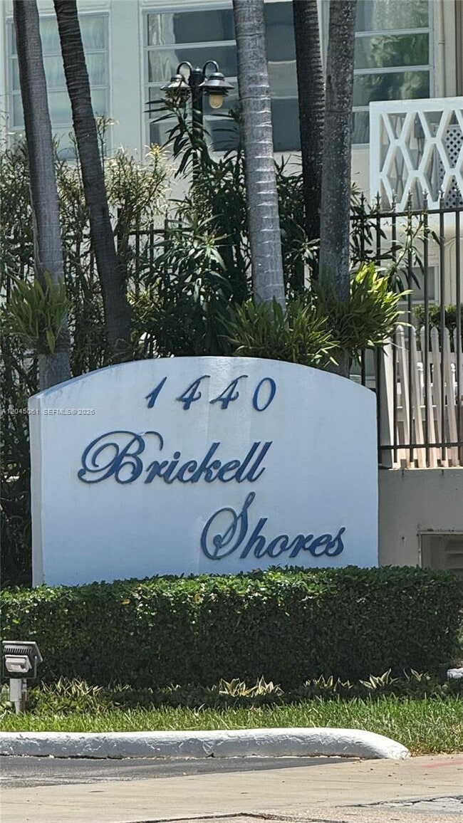 Building Photo - 1440 Brickell Bay Dr