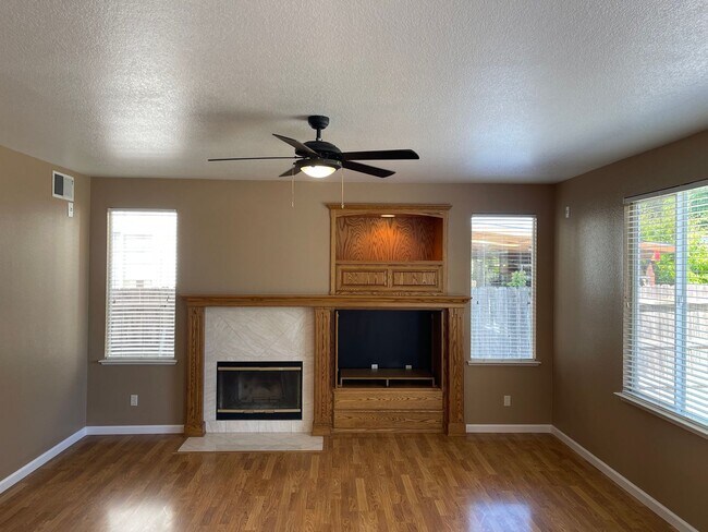 Building Photo - Fresh and Modern 4-Bedroom Home