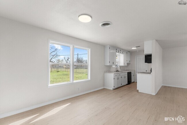 Building Photo - 3201 Cuba Ct