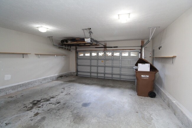 Building Photo - 3BR/2BA Gulf Breeze Brick Home in Oak Pointe with Vaulted Ceilings, Open Layout, Fenced Yard & La...
