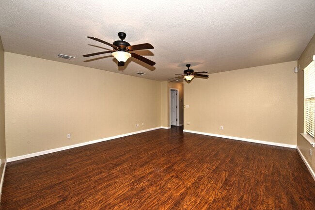 Building Photo - ONE STORY  |  GREAT LOCATION  |  NEAR 1605...