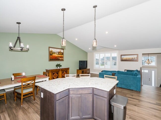 Building Photo - Beautiful 5 Bedroom Single Family Home