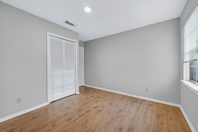 Building Photo - 1445 Bonanza Rd