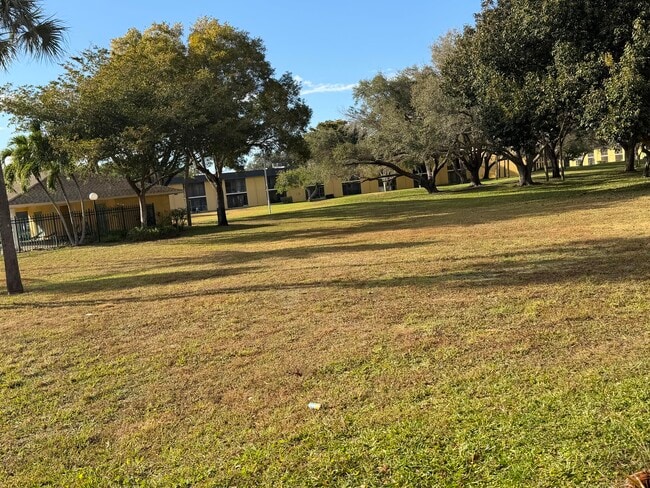 Building Photo - 410 Meadows Cir