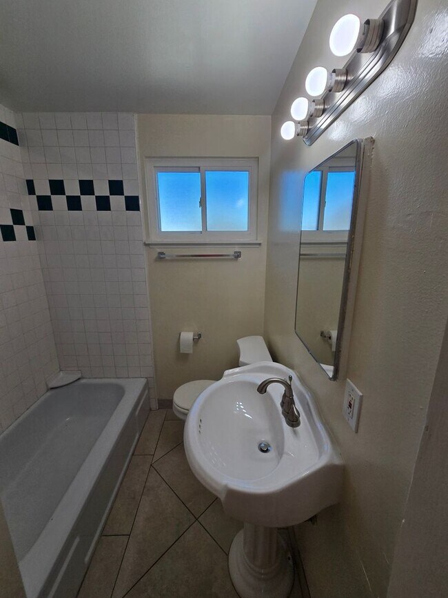 Building Photo - Charming 3-Bedroom, 2-Bath Home in Desirab...