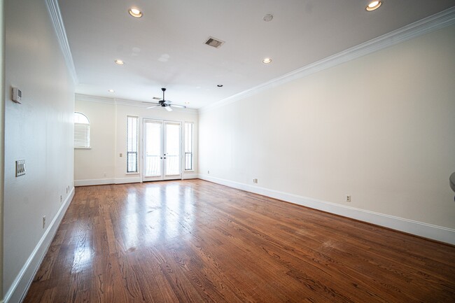 Building Photo - 3119 Fairdale Oaks E