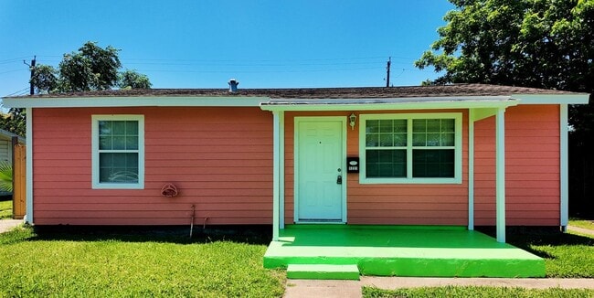 Building Photo - 1221 Bayou Shore Dr
