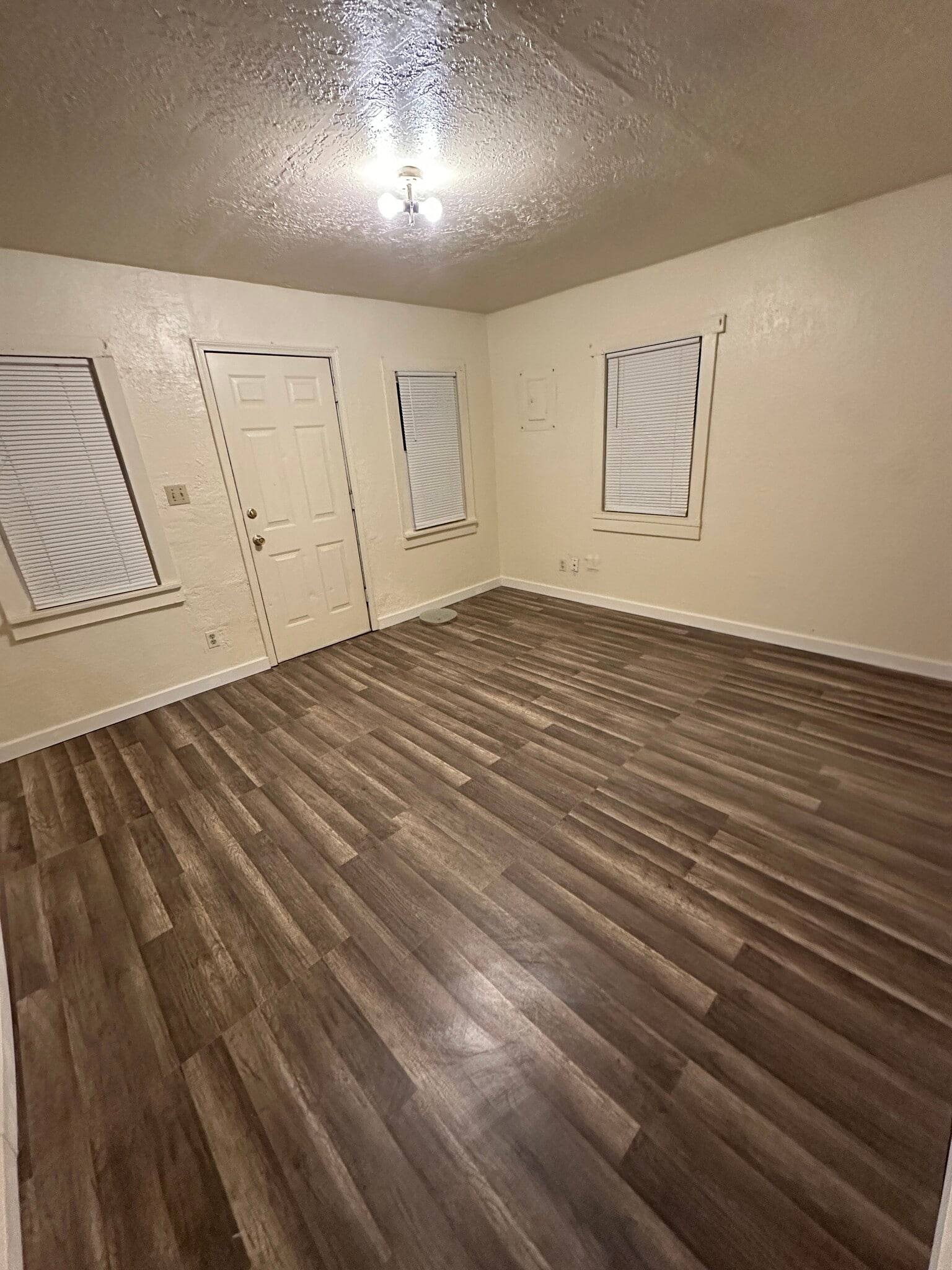 Living room - 2022 Isleta Blvd SW