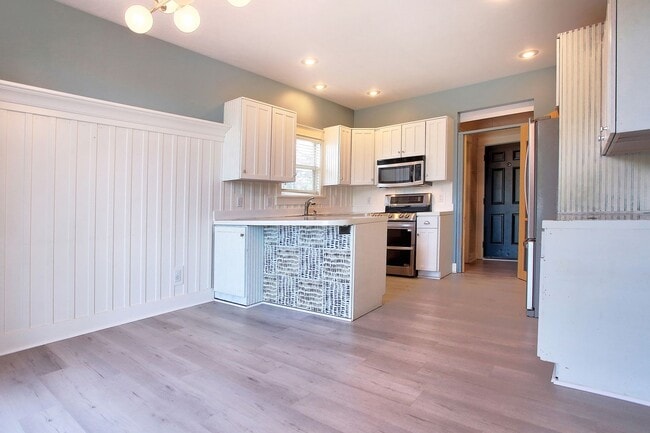 Building Photo - 3 BED 3 BATH HOME ON LAKE