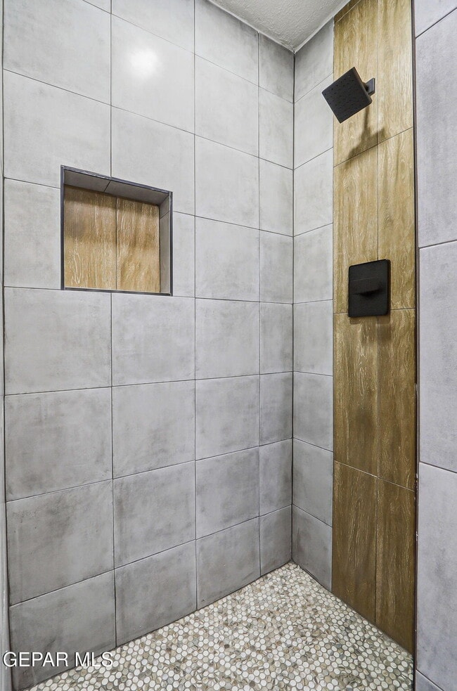 Building Photo - 2624 Lake Victoria Dr