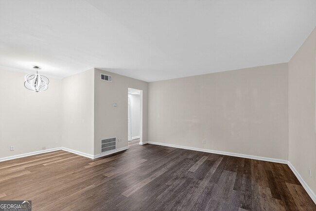 Building Photo - 2520 Peachwood Cir NE