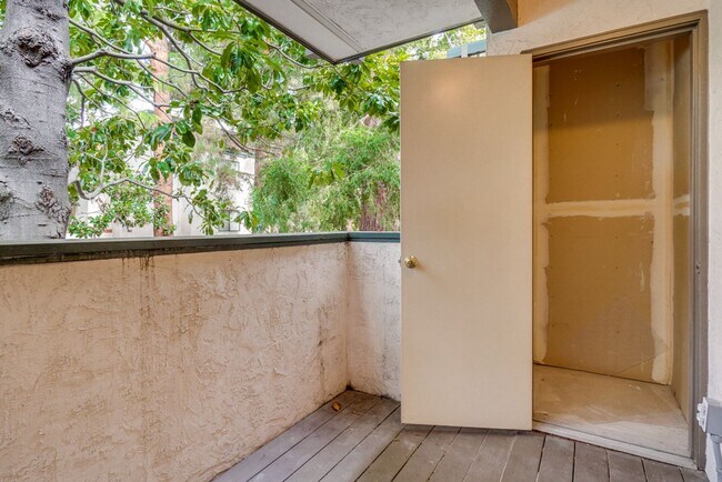 Building Photo - Recently upgraded Condo in a highly desirable location in Sunnyvale.