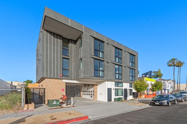 Building Photo - New modern style living -$1000 off FIRST M...