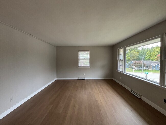 Building Photo - 1951 Elmwood Dr E