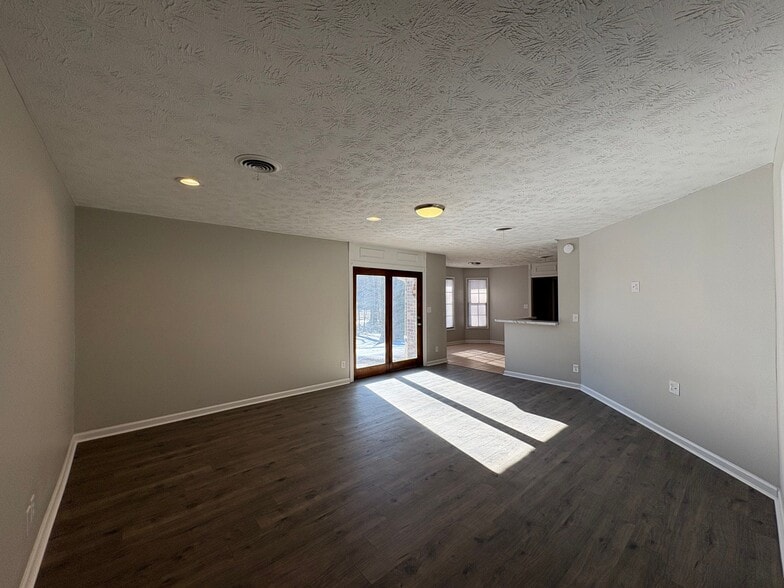 Building Photo - 110 Commanche Trl