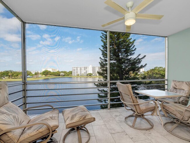 Building Photo - 2751 N Palm Aire Dr