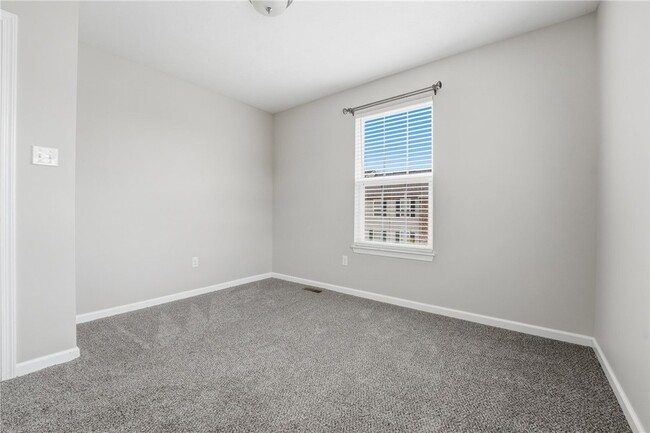 Building Photo - 202 Pointe View Dr