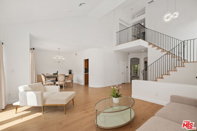 Building Photo - 622 Palisades Dr