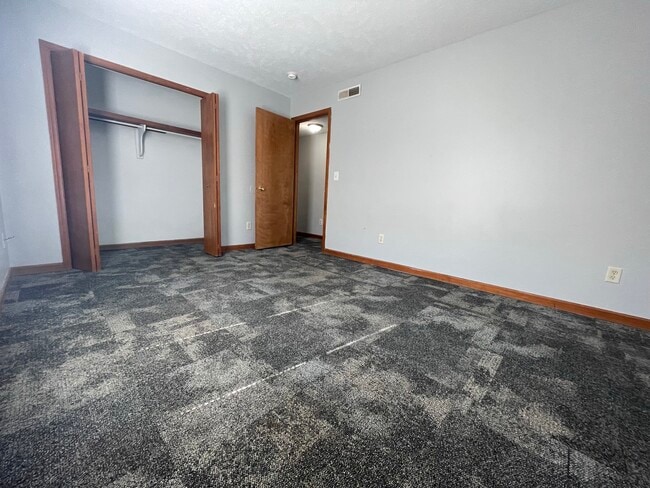 Building Photo - 350 Stone Creek Dr