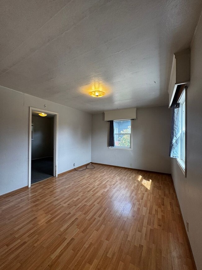 Building Photo - 203 S Pine St
