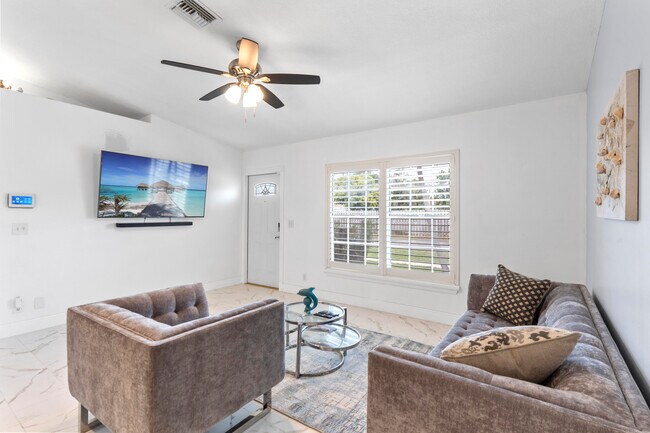 Building Photo - 812 NW 6th Ave