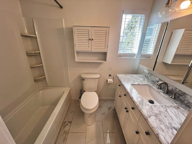 Building Photo - Charming 3-Bedroom Home in Desirable Rohne...