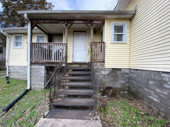 Building Photo - Amazing 4 BR Home for a Great Price!