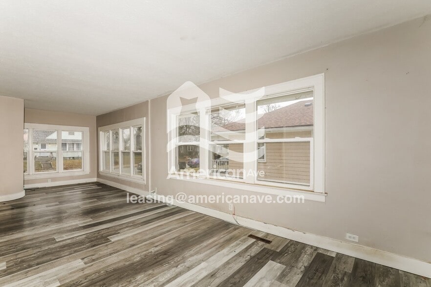 Building Photo - 529 E Victoria St