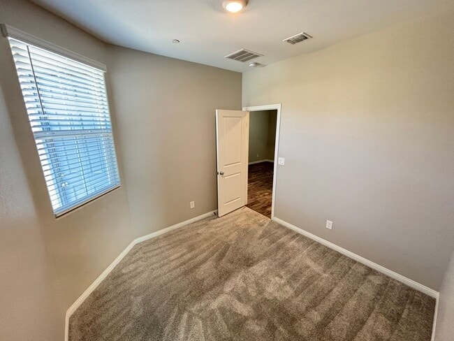 Building Photo - Beautifully Upgraded Single-Story 2BED/2BA...