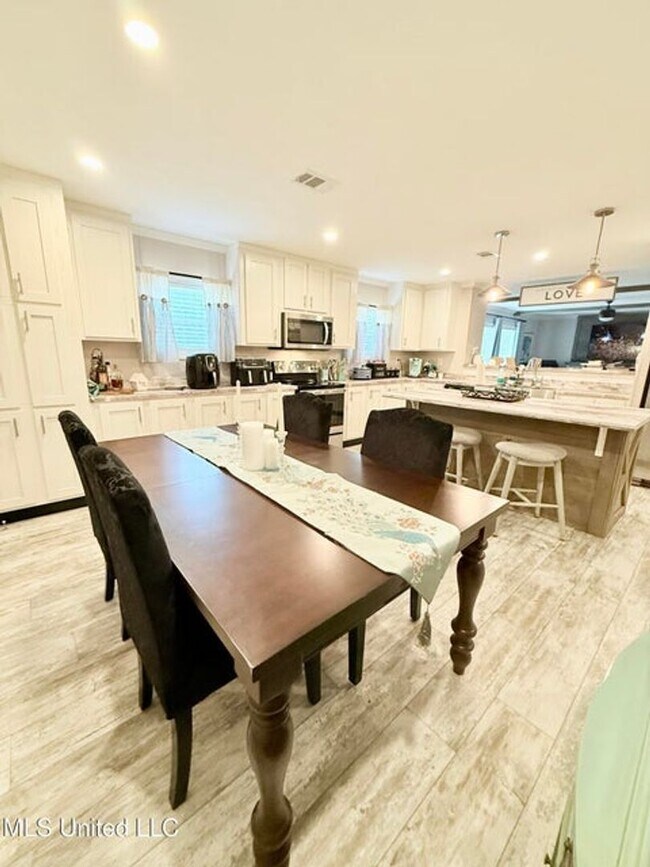Building Photo - Spacious 5-Bedroom Home on Half an Acre