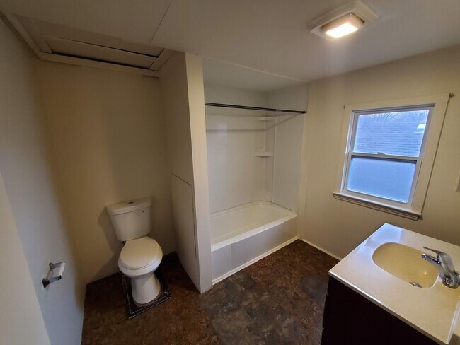 Building Photo - Large 2 Bedroom 2nd Floor Apartment Available Now. Close to 490!