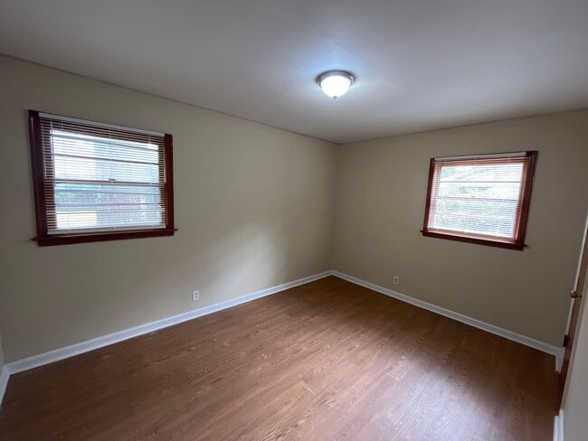 Building Photo - **ON HOLD**3 Bedroom / 1 Bathroom Home for...
