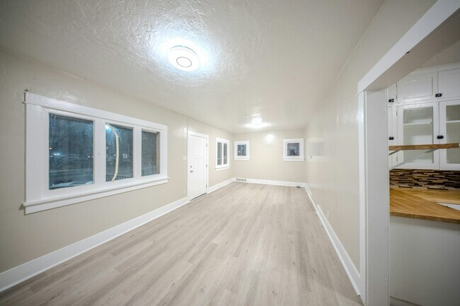 Building Photo - 520 E 300 S