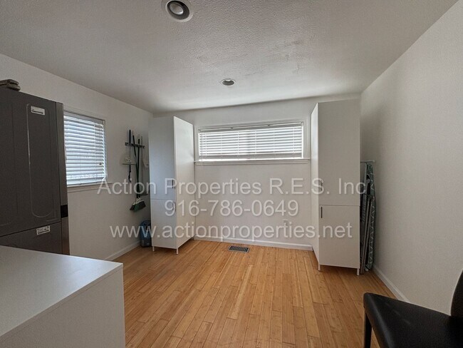 Building Photo - Downtown Roseville - 2 Bed, 1 Bath - Single Level Bungalow - Landscaping Included - Utilities Inc...