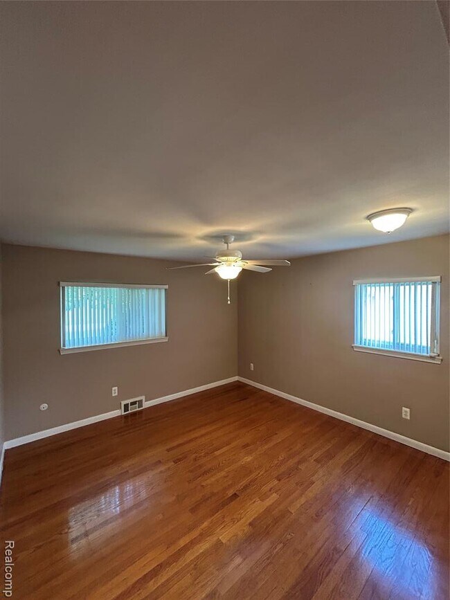 Building Photo - 129 Pleasant Lake Dr