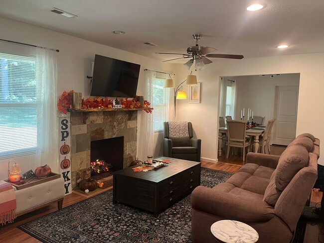 Building Photo - Gorgeous private home in Altavista!