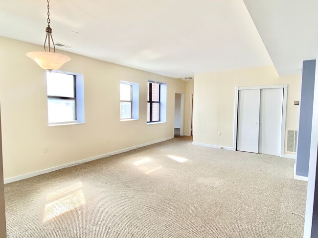 City Living! Very Spacious 1 Bed 1 Bath W... - City Living!  Very Spacious 1 Bed 1 Bath W...