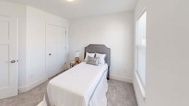Building Photo - 224 Halo Dr
