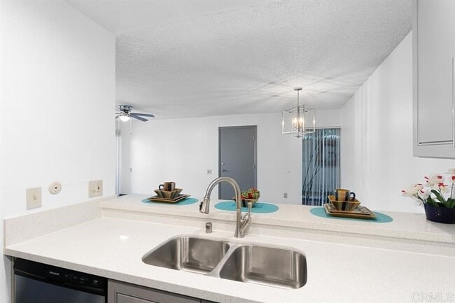 Building Photo - Modern 3 Bedroom, 2 Bath Completely Remodeled Condo