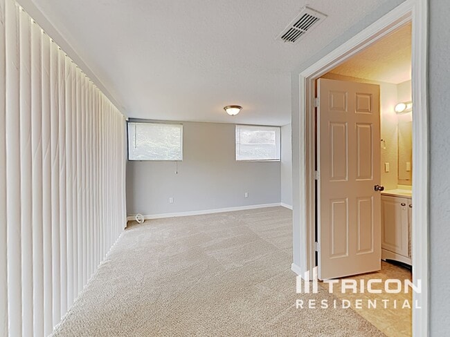 Building Photo - 2160 Alemanda Dr